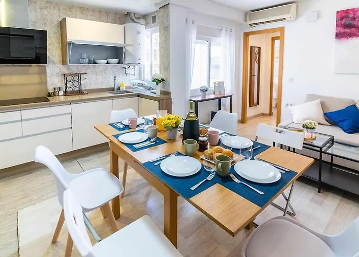 A 500m De La Juderia Con Parking Apartament